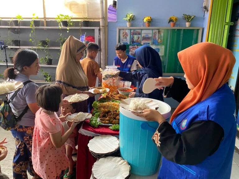 Jum’at Berkah : Cahaya Alam Bagikan Makanan Siap Saji Untuk Warga